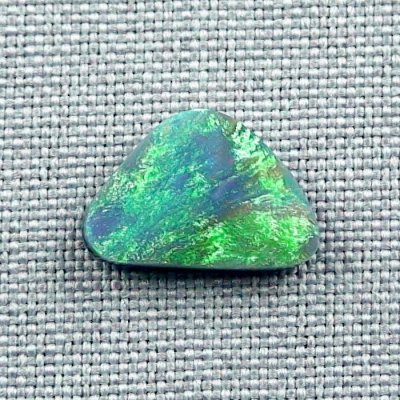 3,26 ct Black Opal Edelstein 15,81 x 10,72 x 2,77 mm