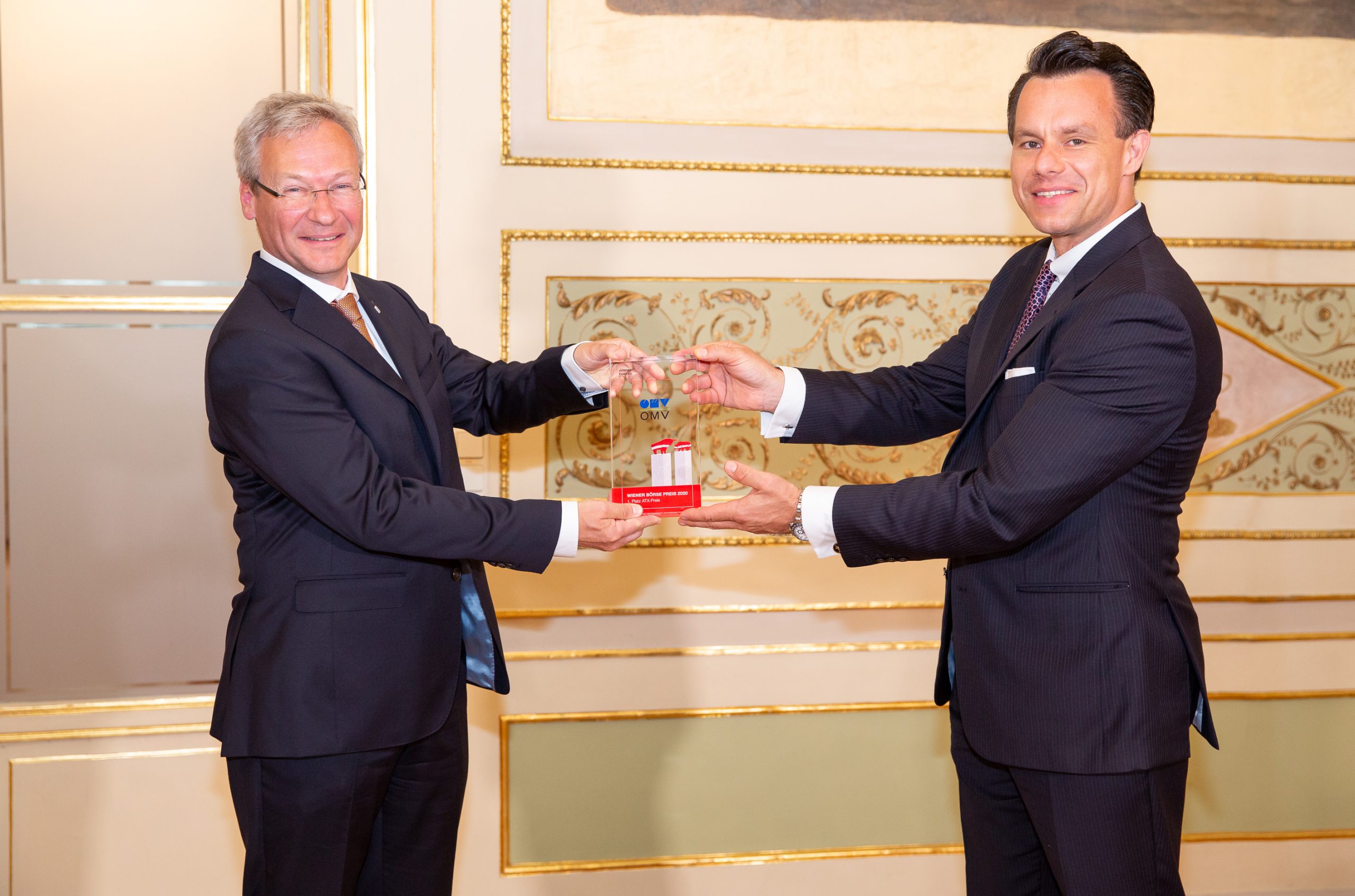 ATX und Corporate Bond Preistraeger CFO Reinhard Florey OMV mit Boerse Vorstand Christoph Boschan scaled 1