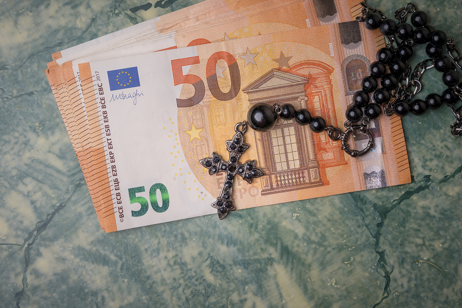 Kirchenbeitrag 2021 in Österreich - Höhe, Austritt, Befreiung bigstock Black Rosary And Euro Money On 278355658 1