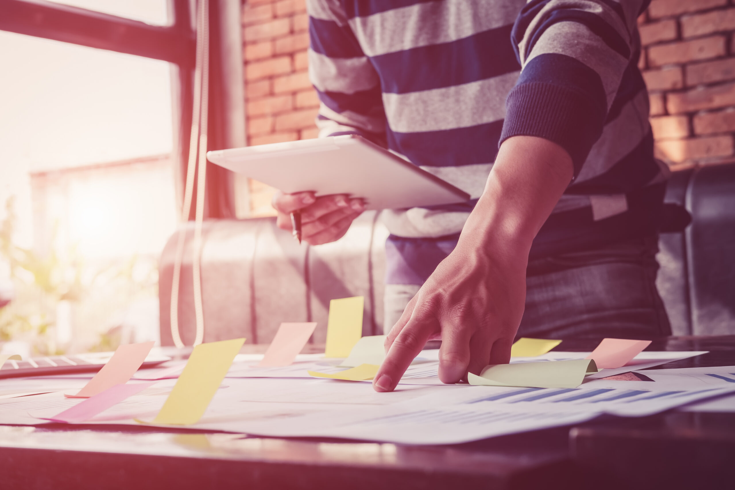 Mediendesign Ausbildung in Österreich - Kosten, Dauer und Voraussetzungen - Mediengestalter, Grafikdesigner, Webdesign - Kurse bigstock Close Up Hands Male Graphic De 253993627 scaled