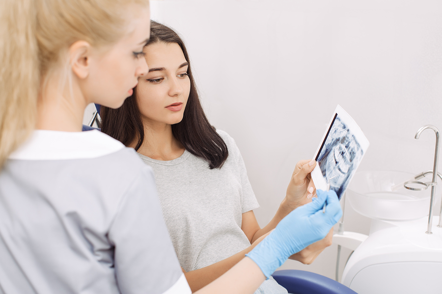 Zahnarzt Ausbildung in Österreich - Kosten, Dauer und Voraussetzungen - Zahntechniker, Zahnarzthelferin bigstock Dentist Showing X ray Image To 284146957 1