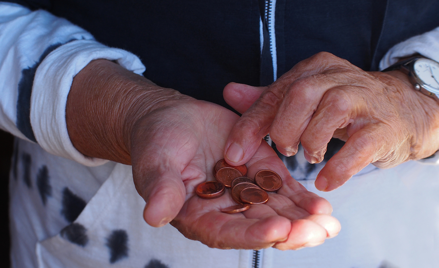 Notstandshilfe 2021 in Österreich - Änderungen bigstock Woman hands holding some euro 258818416 1