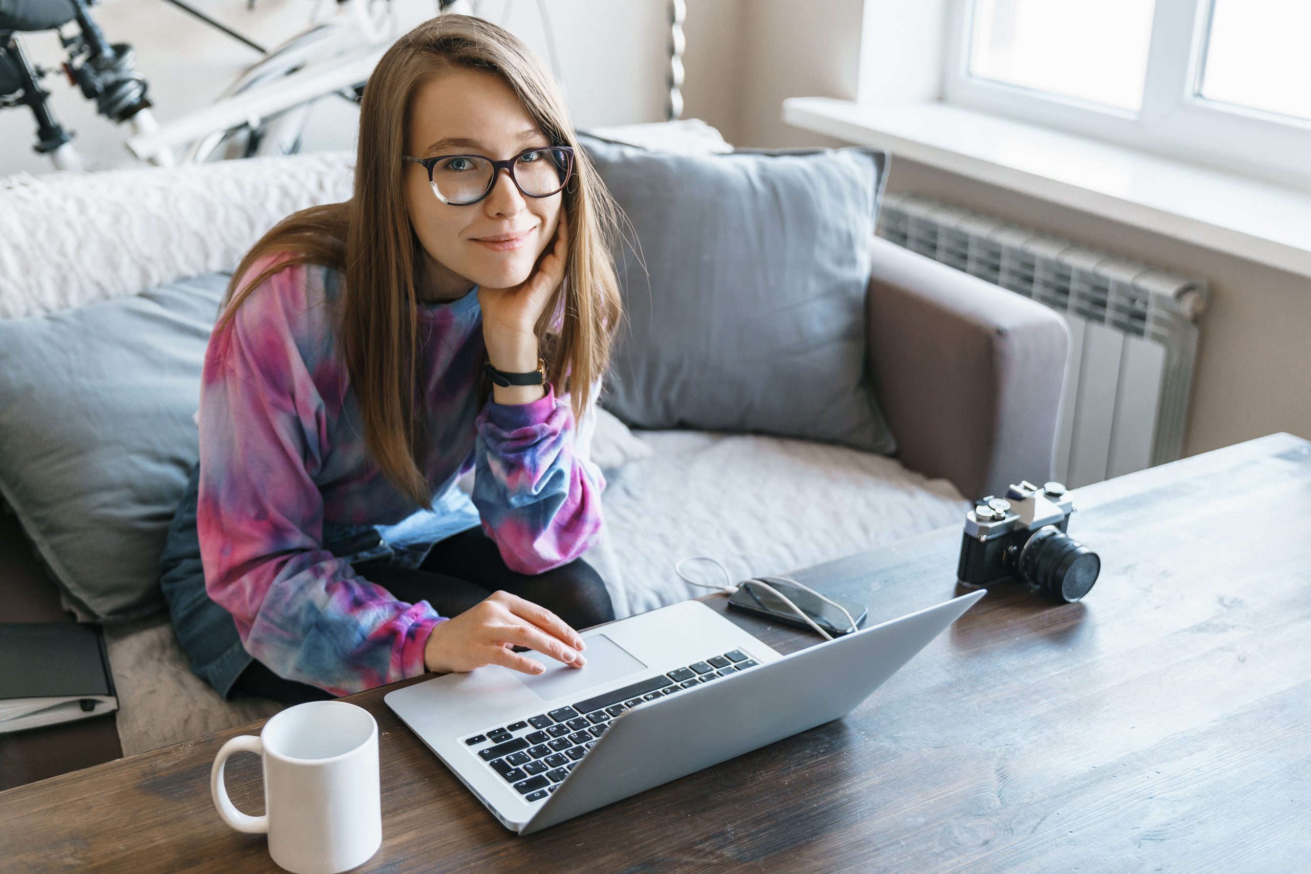 Konto für Selbständige & Freiberufler in Österreich - Vergleich 2021 bigstock Young Attractive Girl In Glass 234790438 scaled 1