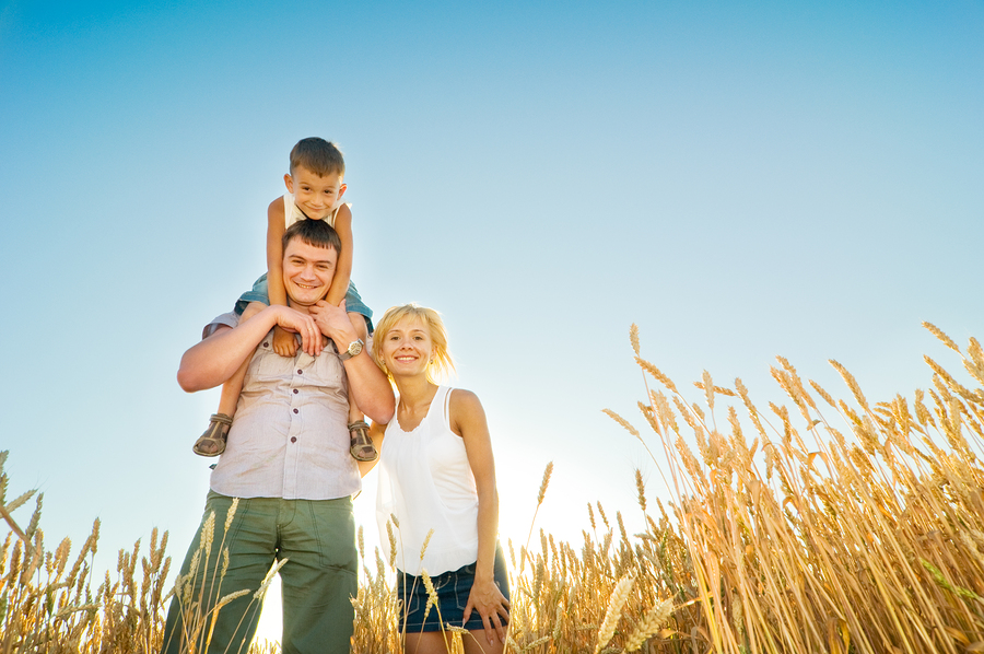 Die Jungfamilienförderung - Förderungen für Familien in Österreich bigstock happy family having fun outdoo 18400451 1