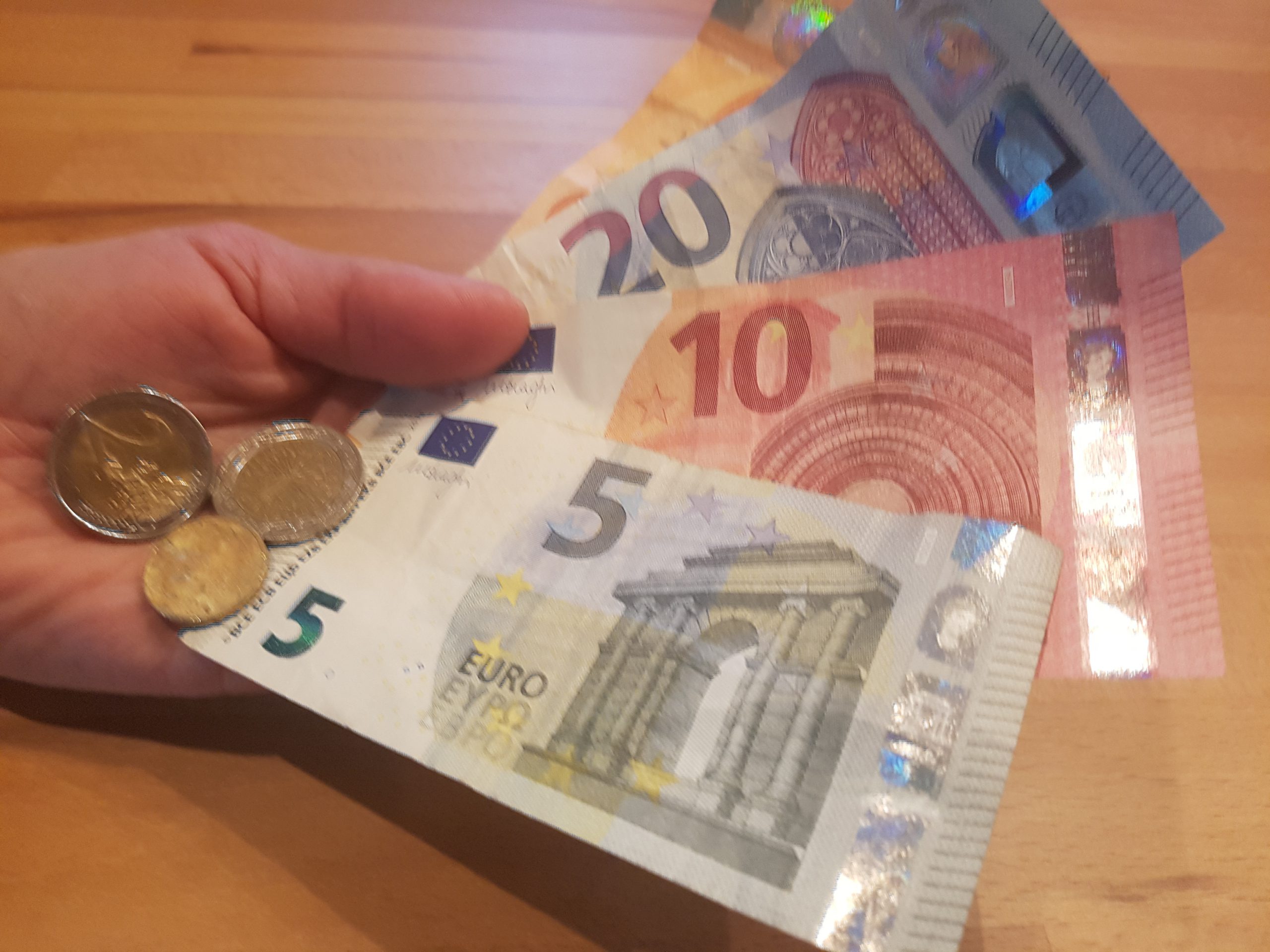 foto geld hand euro scaled 1