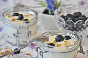 Haselnussjoghurt mit Blaubeeren